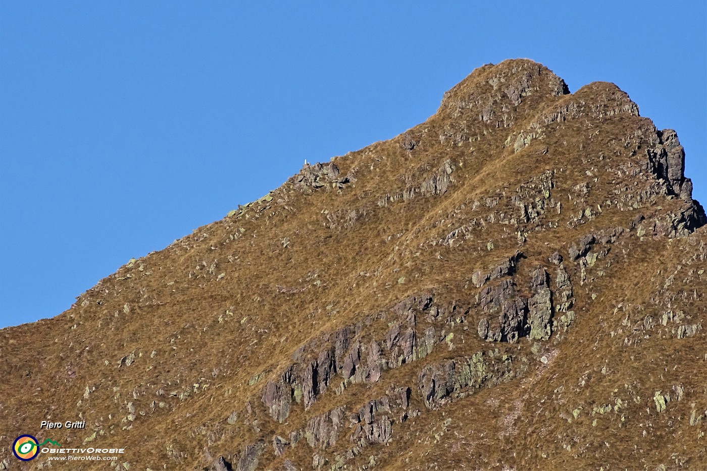 22 Zoom sulla cima del Pietra Quadra da poco salita, riconoscibile la bianca Madonnina.JPG